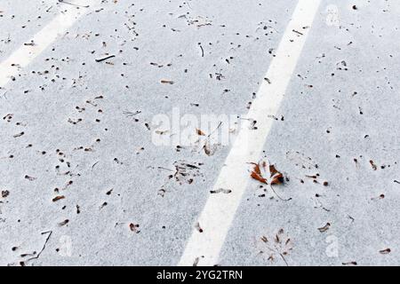 Neues Laufband mit Markierungen für Läufer. Im Winter bei schneebedecktem Wetter, Nahaufnahme Stockfoto