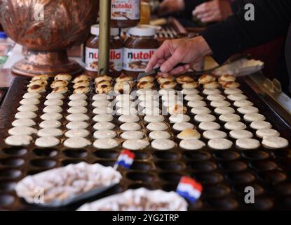 Gouda, die Nehterlands - 20. April 2023: Frisch gebackene Plätzchen an einem Straßenstand in Gouda. Nehterlands Stockfoto