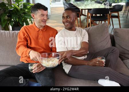 Männer, die sich auf dem Sofa entspannen Stockfoto