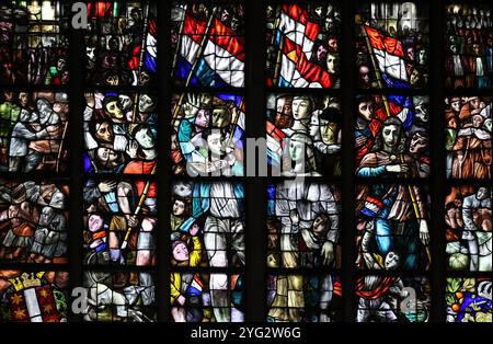 Gouda, the Nehterlands – 20. April 2023: Das Buntglas Nr. 28a The Liberation Window; 1947 von Charles Eyck in The Sint Janskerk Stockfoto