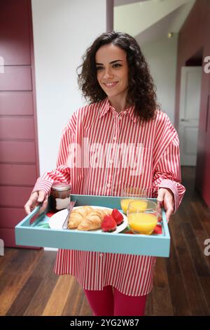Frau, die ein Tablett zum Frühstück hält Stockfoto
