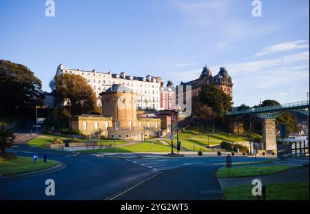 Das Rotunda Museum neben der Fußgängerbrücke in Scarborough Stockfoto