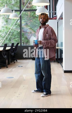 Junger Geschäftsmann, stehend im Büro Stockfoto