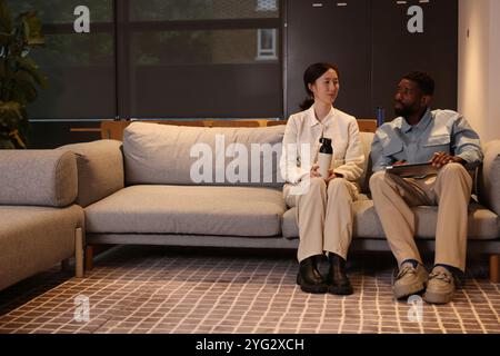 Kollegen, die im Büro sitzen Stockfoto