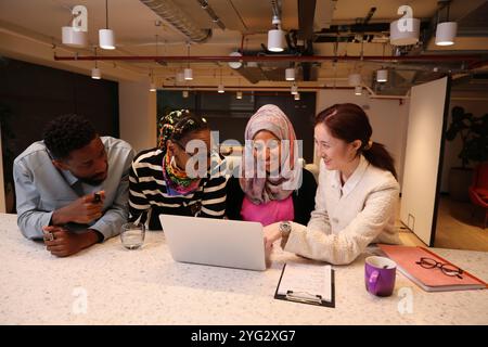 Kreatives Team, das im Büro arbeitet Stockfoto