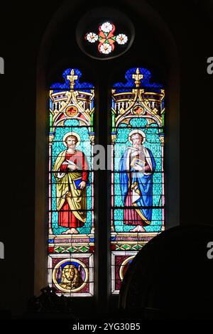 Buntglasfenster der Heiligen Markus und Matthäus in der Eglise Saint-Jean-Baptiste, oder St. John's Church, Tarbes Hautes-Pyrénées Frankreich Stockfoto