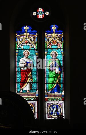 Buntglasfenster der Heiligen Lukas und Johannes in der Eglise Saint-Jean-Baptiste, oder St. John's Church, Tarbes Hautes-Pyrénées Frankreich Stockfoto