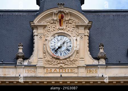 Rathaus im Stil der Belle Epoque oder Mairie (1904-1905) und Wanduhr Tarbes Hautes-Pyrénées France Stockfoto