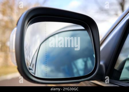 SUV modernes Fahrzeug mit großem seitlichem Weitwinkelspiegel und selektiver Fokusaufnahme Stockfoto