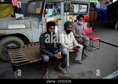 Neu-Delhi, Indien. März 2021. Indische Bauern protestieren an der Grenze zu Tikri bei Neu-Delhi gegen die neuen Landwirtschaftsgesetze der Regierung. Tausende von Frauen haben sich den Protesten der Bauern am Internationalen Frauentag angeschlossen und fordern die Abschaffung der drei Landwirtschaftsgesetze, die vom indischen Parlament im September 2020 verabschiedet wurden. Die Landwirte und ihre Familien sowie die Bauerngewerkschaften protestieren seit Monaten gegen die Aufhebung der neuen Agrargesetze, da sie glauben, dass sie den Landwirtschaftssektor des Landes für Unternehmen öffnen und ihre Existenzgrundlage ruinieren würden Stockfoto