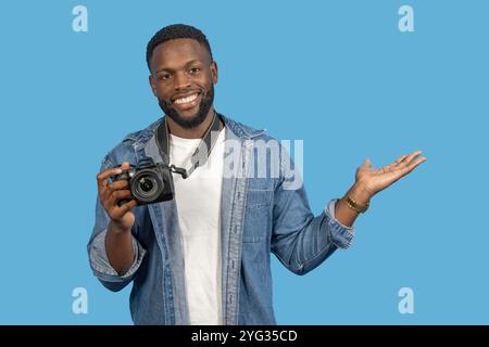 Schwarzer Mann, der mit der Kamera lächelt Stockfoto