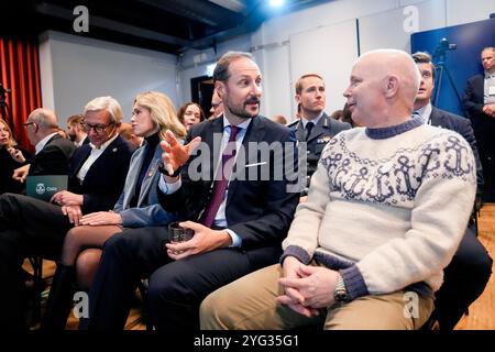 Oslo 20241106. Norwegischer Kronprinz Haakon bei der Eröffnung des Holmliaseminaret 2024. Die Bürgermeisterin von Oslo Anne Lindboe (H) und der Generaldirektor von Holmliaseminaret Ingvild Stjernen Tislov sind ebenfalls anwesend. Foto: Beate Oma Dahle / NTB Stockfoto