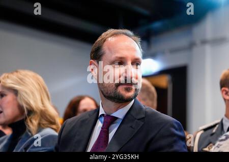 Oslo 20241106. Norwegischer Kronprinz Haakon bei der Eröffnung des Holmlia-Seminars 2024. Foto: Beate Oma Dahle / NTB Stockfoto