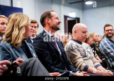 Oslo 20241106. Norwegischer Kronprinz Haakon bei der Eröffnung des Holmliaseminaret 2024. Die Bürgermeisterin von Oslo Anne Lindboe (H) und der Generaldirektor von Holmliaseminaret Ingvild Stjernen Tislov sind ebenfalls anwesend. Foto: Beate Oma Dahle / NTB Stockfoto