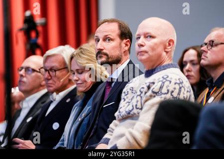 Oslo 20241106. Norwegischer Kronprinz Haakon bei der Eröffnung des Holmliaseminaret 2024. Die Bürgermeisterin von Oslo Anne Lindboe (H) und der Generaldirektor von Holmliaseminaret Ingvild Stjernen Tislov sind ebenfalls anwesend. Foto: Beate Oma Dahle / NTB Stockfoto