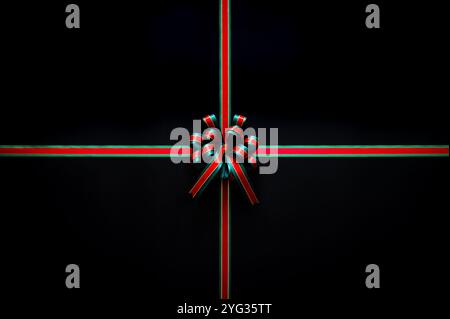Rote und grüne Farbband mit Schleife in der Mitte auf schwarzem Hintergrund für Black Friday Shopping Day Konzept. Stockfoto