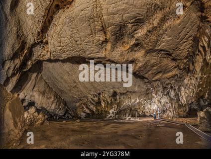 HALLE VON BAUGES, ALLGEMEINE ANSICHT. DIES IST DIE GRÖSSTE HALLE DER HÖHLE (59 M BREIT). IM HINTERGRUND JEAN CLOTTES (WEISS) UND MARIE BARDISA (BL Stockfoto