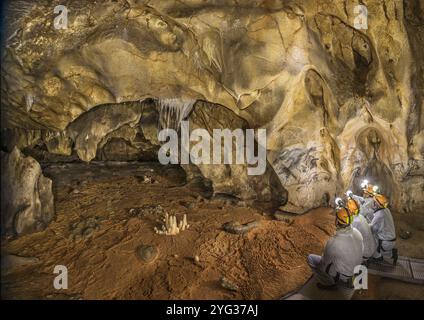 FRANKREICH. ARDECHE (07) VALLON-PONT-D'ARC. AM ENDE DER HILLAIRE HALLE BEOBACHTEN FIDELE SOLA, JEAN CLOTTES, MICHEL CLEMENT UND RICHARD BUFFAT DIE HALLE Stockfoto