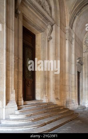 Koridore des Louvre-Museums in Paris - Tür 1 Stockfoto