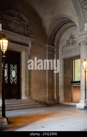 Koridore des Louvre-Museums in Paris - Tür 2 Stockfoto