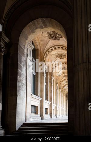 Koridore des Louvre-Museums in Paris - Alley 1 Stockfoto