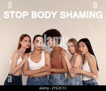 Body Shaming stoppen. Schöne junge Frauen auf beigefarbenem Hintergrund Stockfoto