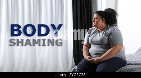 Body Shaming stoppen. Deprimierte übergewichtige Frau, die zu Hause auf dem Bett sitzt. Bannerdesign Stockfoto