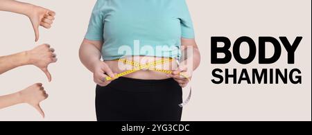 Übergewichtige Frau, die ihre Taille mit Klebeband misst und die Leute zeigen Daumen nach unten auf weißem Hintergrund, Bannerdesign. Body Shaming stoppen Stockfoto