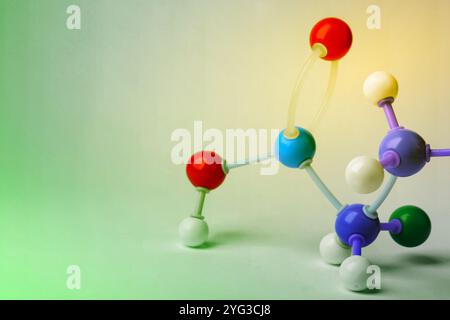 Molekulares Modell auf farbigem Hintergrund, Platz für Text Stockfoto