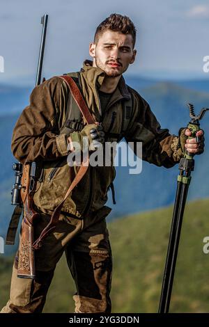 Jagen. Mann mit einer Waffe. Jagdausrüstung - Jagdbedarf und -Ausrüstung. Jagdtrophäe. Jäger mit Gewehr auf der Suche nach Tieren Stockfoto