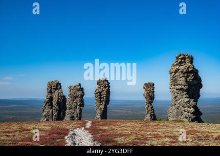 Sieben Witterungspfosten. Bekannt als die Manpupuner-Felsformationen oder die sieben starken Männer. Hoch auf dem man-Pupu-ner-Plateau in der komi-republik Stockfoto