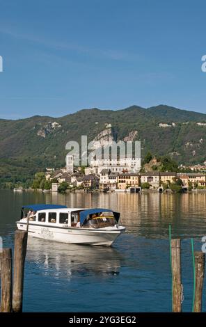 Touristisches Motorboot und Insel San Giulio, See Orta, Piemont, Italien Stockfoto