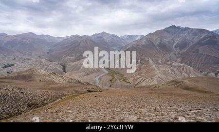 Landschaftsansicht des Wakhan-Gebirges in Afghanistan aus der Hochwüste zwischen Langar und Khargush, Gorno-Badakhshan, Tadschikistan Pamir Stockfoto