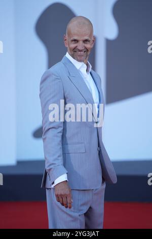 Lars Jacob Holm besucht den roten Teppich „Kjaerlighet“ während des 81. Internationalen Filmfestivals von Venedig am 6. September 2024 im Palazzo del Cinema in Venedig. Stockfoto