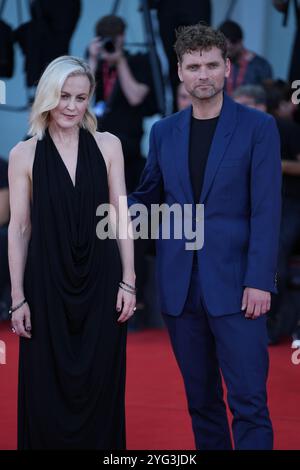 Marian Ottesen und Morten Svartveit besuchen den roten Teppich „Kjaerlighet“ während des 81. Internationalen Filmfestivals Venedig am 6. September 2024 in Venedig. Stockfoto