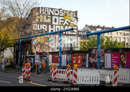 Berlin, Deutschland. November 2024. Die Worte „Hände weg von unseren Häusern“ stehen auf der Fassade eines ehemals besetzten Hauses in der Köpenicker Straße im Bereich der Hausnummern 130 bis 140. Das Landgericht Berlin verhandelt die Räumung eines ehemals besetzten Hauses in der Köpenicker Straße 137. Quelle: Soeren Stache/dpa/Alamy Live News Stockfoto