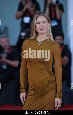 Bar Refaeli besucht den roten Teppich „Kjaerlighet“ während des 81. Internationalen Filmfestivals von Venedig am 8. September 2024 im Palazzo del Cinema in Venedig. Stockfoto