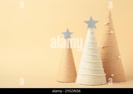 Handgemachte Weihnachtsbäume. Mit Garn umwickelte Kegelbäume. DIY-Konzept Stockfoto