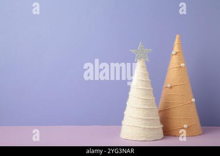 Handgemachte Weihnachtsbäume. Mit Garn umwickelte Kegelbäume. DIY-Konzept Stockfoto