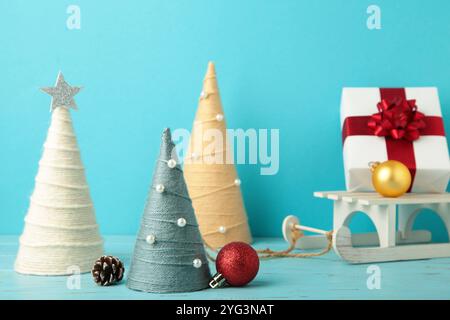 Handgemachte Weihnachtsbäume. Mit Garn umwickelte Kegelbäume. DIY-Konzept Stockfoto