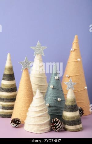 Handgemachte Weihnachtsbäume. Mit Garn umwickelte Kegelbäume. DIY-Konzept Stockfoto