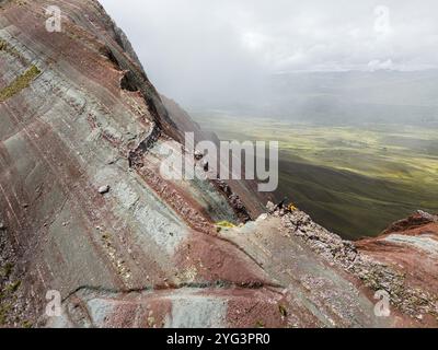 Wanderpaar in den peruanischen Anden, Pallay Punchu Rainbowmountain, Layo, Peru, Südamerika Stockfoto