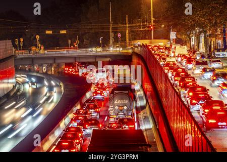 Abendlicher Verkehr, teils mit Staus, langsam fahrender Verkehr auf der Autobahn A40, Stau Richtung Osten, nach einem schweren Verkehrsunfall, mit voll Stockfoto