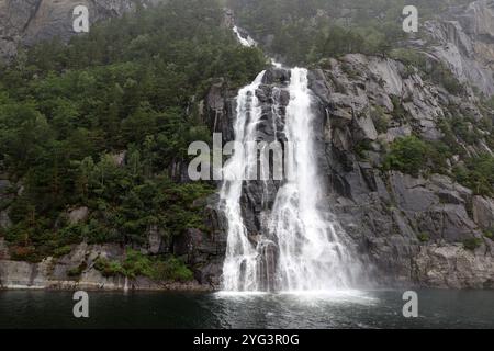 Hengjanefossen Wasserfall in Lysefjord, Norwegen Stockfoto