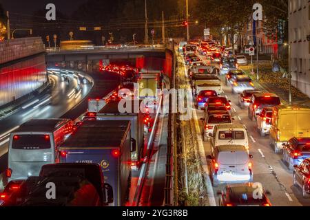 Abendlicher Verkehr, teils mit Staus, langsam fahrender Verkehr auf der Autobahn A40, Stau Richtung Osten, nach einem schweren Verkehrsunfall, mit voll Stockfoto