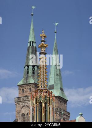 Turm des wunderschönen Brunnens, hinter den Türmen der Sebaldkirche, Hauptmarkt, Nürnberg, Mittelfranken, Bayern, Deutschland, Europa Stockfoto