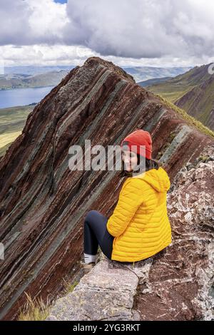 Wandererin in den peruanischen Anden, Pallay Punchu Rainbowmountain, Layo, Peru, Südamerika Stockfoto