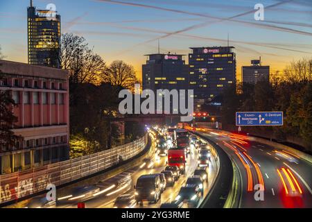 Abendverkehr, teilweise mit Staus, langsam fahrender Verkehr auf der Autobahn A40, Skyline von Essen, linker RWE-Turm, Zentrale Evonik-Gruppe Stockfoto