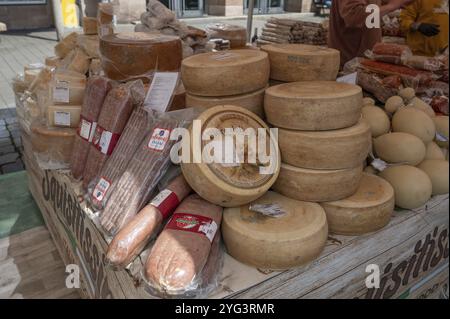 Italienischer Marktstand mit Würstchen und Käse auf dem Hauptmarkt Nürnberg, Mittelfranken, Bayern, Deutschland, Europa Stockfoto