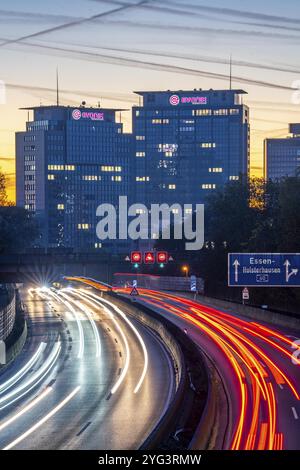 Abendverkehr, teilweise mit Staus, langsam fahrender Verkehr auf der Autobahn A40, Essener Skyline, Evonik Group Hauptsitz, Essen, Nordrhein-Westp Stockfoto